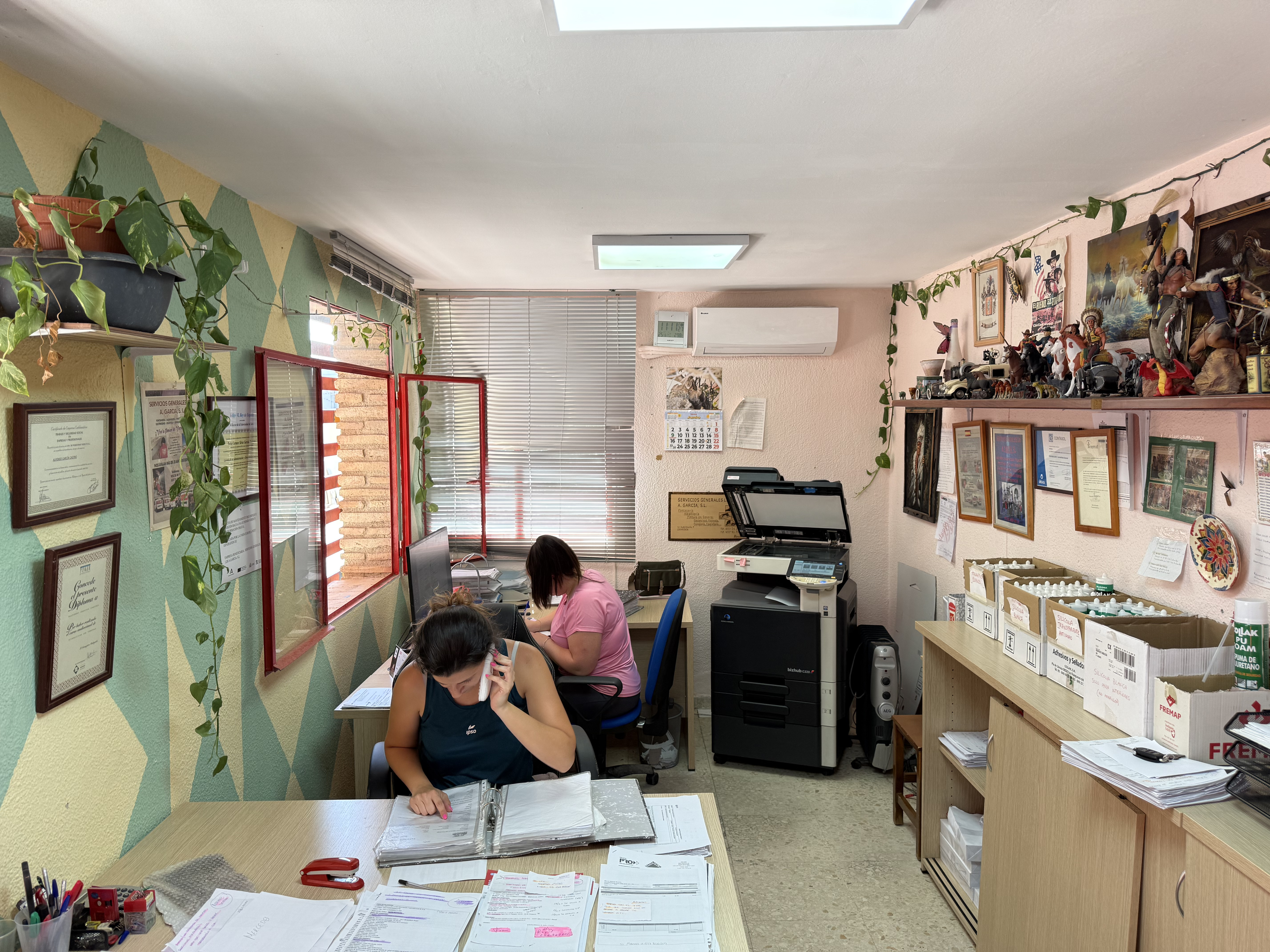 Equipo administrativo trabajando